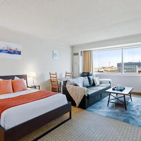 Cozysuites Showboat Bold Beachside Hotel Room